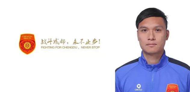 影片讲述男孩汤马克（欧拉夫·鲁巴斯赞科 Olaf Lubaszenko饰）用天文千里镜窃看住在对面公寓年夜厦的女人玛格达（格拉齐娜·扎波罗斯卡 Grazyna Szapolowska饰），不知不觉中沉沦上她的故事。她的一举一动都使汤马克魂牵梦绕，她的一颦一笑更是牵动他所有的神经。透过千里镜，汤马克看到玛格达和汉子做爱的情形，迟迟不敢示爱。直到他看到她痛哭掉意的时辰，汤马克才鼓足勇气提出邀约。可玛格达谢绝了他的剖明。汤马克纯挚恋爱的信心一下倾圮了，此时的他想用自杀来守住这份对恋爱的忠贞。自杀没有成功，等他出院的时辰，玛格达竟然起头沉沦上了他。影片是导演基耶斯洛夫斯基从他的《十戒》中第六个故事成长扩充而成的作品，并荣1988年圣塞巴斯蒂安国际片子节多项年夜奖。